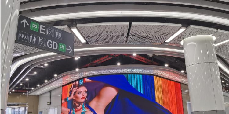 Pingshanwei Subway Station Features Amazing Curved Screen from INFiLED