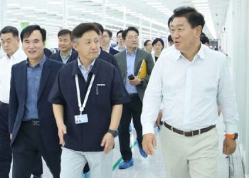 Samsung CEO JH Visits Noida Plant, Lauds R&D Initiatives in India